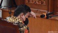 Sambo tampak mengucap keningnya.