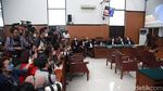 Di Sidang Eksepsi, Ferdy Sambo Usap Kening