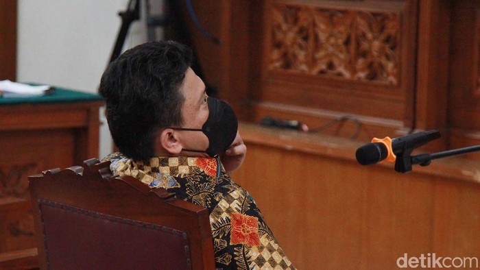 Ferdy Sambo mengajukan keberatan atas dakwaan yang dibacakan jaksa. Sidang eksepsi digelar di Pengadilan Negeri Jakarta Selatan, Senin (17/10/2022).