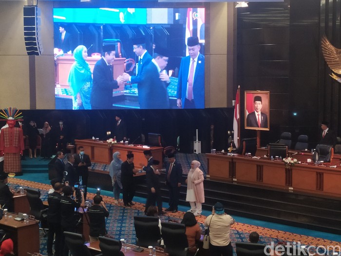 DPRD DKI Jakarta memberikan ucapan selamat kepada Heru Budi Hartono atas jabatannya sebagai Pj Gubernur DKI Jakarta. (Kadek ML/detikcom)