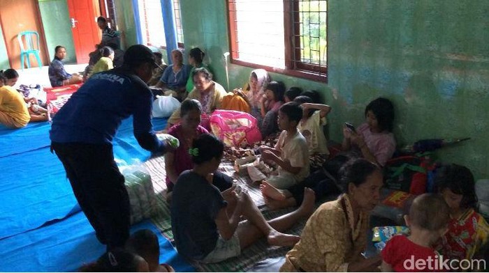 Dua balai desa di Blitar menjadi tempat pengungsian warga karena banjir