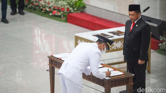 Heru Budi Hartono dilantik menjadi penjabat (Pj) Gubernur DKI Jakarta oleh Mendagri Tito Karnavian. Heru mengisi posisi Anies Baswedan yang masa jabatannya berakhir.