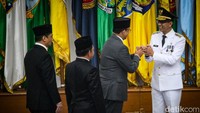 Anies dan Heru saling bersalaman. 