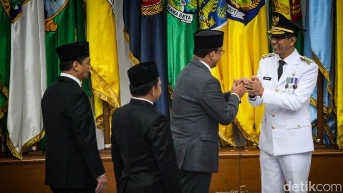 Heru Budi Hartono dilantik menjadi penjabat (Pj) Gubernur DKI Jakarta oleh Mendagri Tito Karnavian. Heru mengisi posisi Anies Baswedan yang masa jabatannya berakhir.