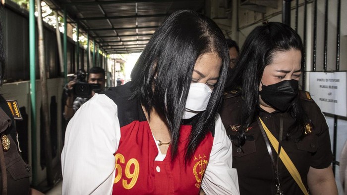 Terdakwa kasus pembunuhanBrigadir Nopriansyah Yosua Hutabarat(Brigadir J), Putri Candrawathi berjalan untuk mengikuti jalannya sidang perdana di Pengadilan Negeri Jakarta Selatan, Senin (17/10/2022). Sidang tersebut beragendakan pembacaan surat dakwaan oleh Jaksa Penuntut Umum terkait kasus perintangan penyidikan dalam perkara tersebut. ANTARA FOTO/Muhammad Adimaja/aww.