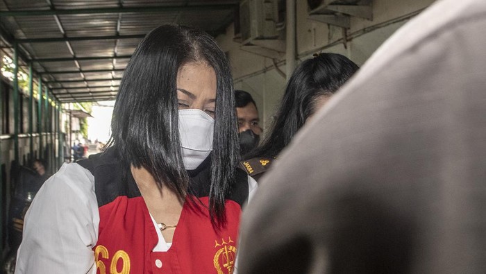 Terdakwa kasus pembunuhanBrigadir Nopriansyah Yosua Hutabarat(Brigadir J), Putri Candrawathi berjalan untuk mengikuti jalannya sidang perdana di Pengadilan Negeri Jakarta Selatan, Senin (17/10/2022). Sidang tersebut beragendakan pembacaan surat dakwaan oleh Jaksa Penuntut Umum terkait kasus perintangan penyidikan dalam perkara tersebut. ANTARA FOTO/Muhammad Adimaja/aww.