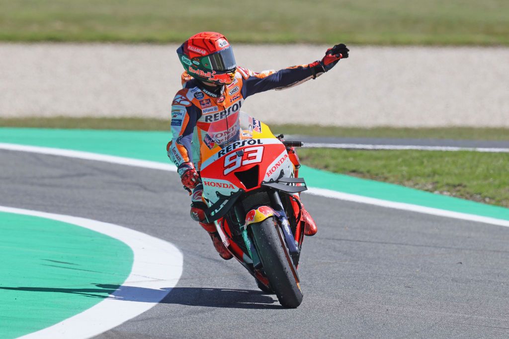 PULAU PHILLIP, AUSTRALIA - 16 OKTOBER: Pembalap Spanyol Marc Marquez dan Tim Repsol Honda menyapa para penggemar dan finis kedua pada balapan MotoGP Australia di sirkuit Phillip Island Grand Prix pada 16 Oktober 2022 di Phillip Island, Australia.  (Foto: Mirco Lazzari gp/Getty Images)