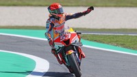 Marc Marquez menyapa para penggemar dan merayakan tempat kedua selama balapan MotoGP selama MotoGP Australia. Saat balapan MotoGP Australia, Marc Marquez finis kedua. Pebalap 29 tahun itu melahap 27 lap di Phillip Island dengan durasi 40 menit 50,840 detik, lebih lambat 0,186 detik dari Alex Rins yang menjadi pemenang. Getty Images/Mirco Lazzari gp