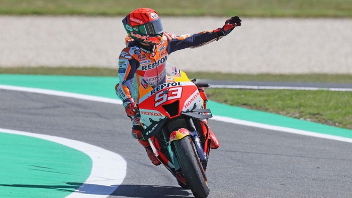 PHILLIP ISLAND, AUSTRALIA - OCTOBER 16: Marc Marquez of Spain and Repsol Honda Team greets the fans and celebrates the second place during the MotoGP race during the MotoGP of Australia at Phillip Island Grand Prix Circuit on October 16, 2022 in Phillip Island, Australia. (Photo by Mirco Lazzari gp/Getty Images)