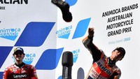 Marc Marquez (kanan) melempar sepatunya ke arah para penggemar usai merayakan posisi kedua di podium. Dibandingkan pebalap Honda lainnya, Marc Marquez masih menjadi rider terbaik Honda di MotoGP 2022. Dia sudah mengumpulkan sebanyak 104 poin, menduduki posisi ke-13 di klasemen MotoGP 2022. Paul Crock/AFP/Getty Images
