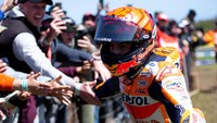 Marc Marquez melakukan tos dengan para penggemarnya usai menyelesaikan balapan MotoGP Australia. Meski jauh dari perebutan gelar juara dunia, setidaknya hasil ini bisa menjadi tanda bagi para rival untuk waspada di musim depan. Dave Hewison/Speed Media/Icon Sportswire/Getty Images
