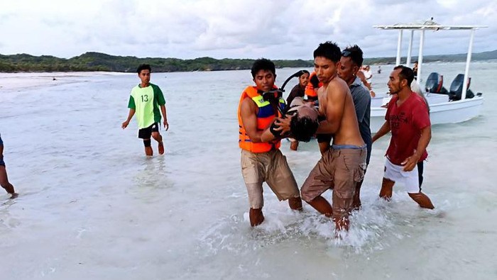 Evakuasi korban kapal tenggelam di Rote Ndao, NTT.