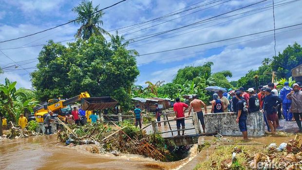 Evakuasi tumpukan sampah dan rumpun bambu yang menyumbat jembatan
