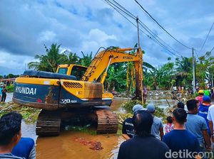 Tumpukan Sampah Rumpun Bambu jadi Penyebab Banjir di Banyuwangi