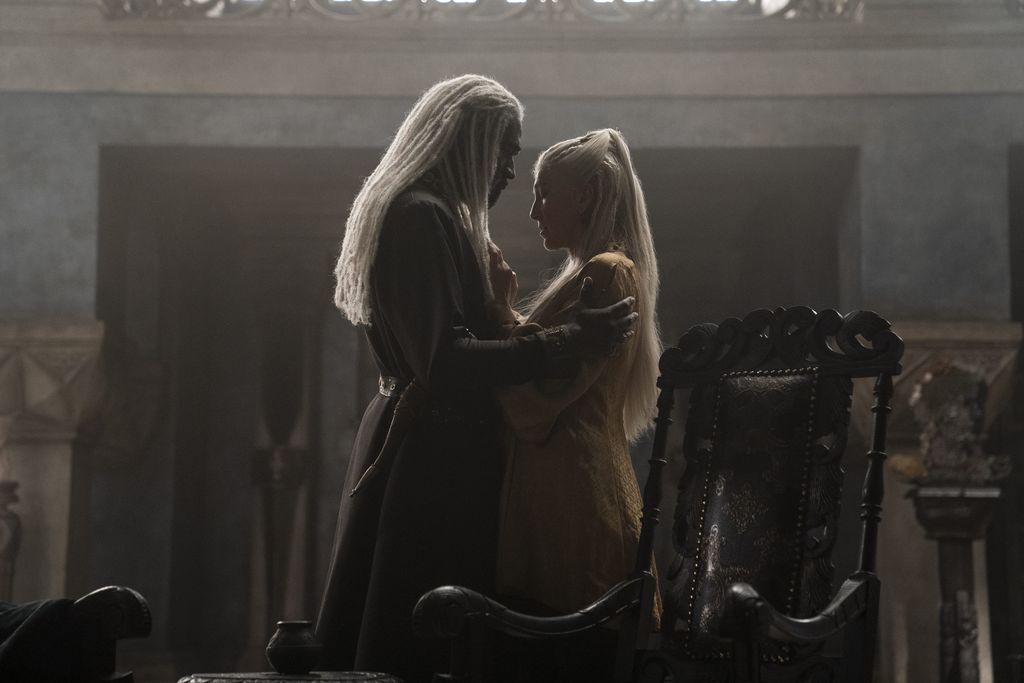 Eve Best sebagai Rhaenys Targaryen di House of the Dragon (season 1).