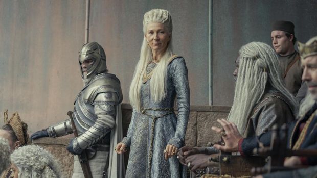 Eve Best sebagai Rhaenys Targaryen di House of the Dragon (season 1).