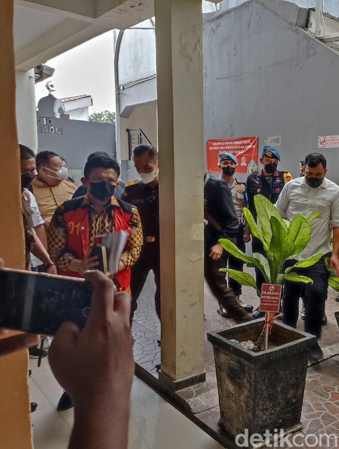 Ferdy Sambo bawa buku hitam saat sidang perdana Ferdy Sambo bawa buku hitam saat sidang perdana