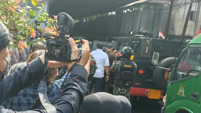 Ferdy Sambo berbaju batik tiba di PN Jaksel untuk jalani sidang perdana kasus pembunuhan berencana Brigadir Yosua, Senin (17/10/2022).