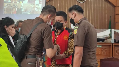 Ferdy Sambo berbaju tahanan dan diborgol (Wilda-detikcom)
