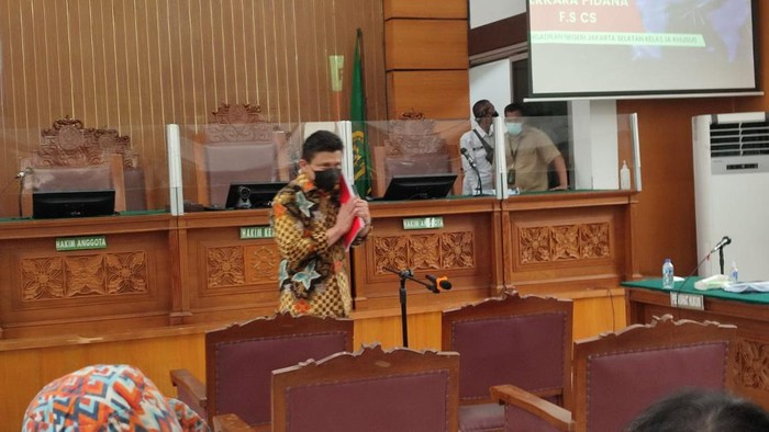 Ferdy Sambo masuk ke ruang sidang