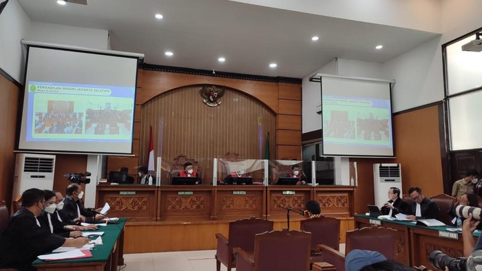 Ferdy Sambo masuk ke ruang sidang