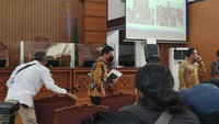 Foto: Pengacara Ferdy Sambo, Arman Hanis, sempat menjawab pertanyaan soal buku hitam tersebut. Dikatakan Arman, buku hitam itu berisi catatan pribadi Ferdy Sambo. (Wilda Nufus/detikcom).