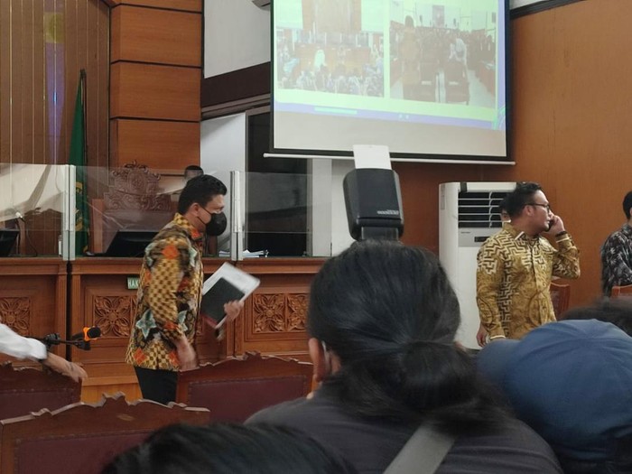 Ferdy Sambo memasuki ruang sidang utama PN Jaksel untuk menjalani sidang perdana kasus pembunuhan ajudannya, Brigadir Yosua, Senin (17/10/2022). Ferdy Sambo memasuki ruang sidang utama PN Jaksel untuk menjalani sidang perdana kasus pembunuhan ajudannya, Brigadir Yosua, Senin (17/10/2022).