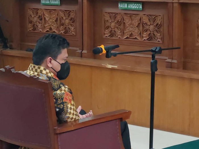 Ferdy Sambo memasuki ruang sidang utama PN Jaksel untuk menjalani sidang perdana kasus pembunuhan ajudannya, Brigadir Yosua, Senin (17/10/2022).