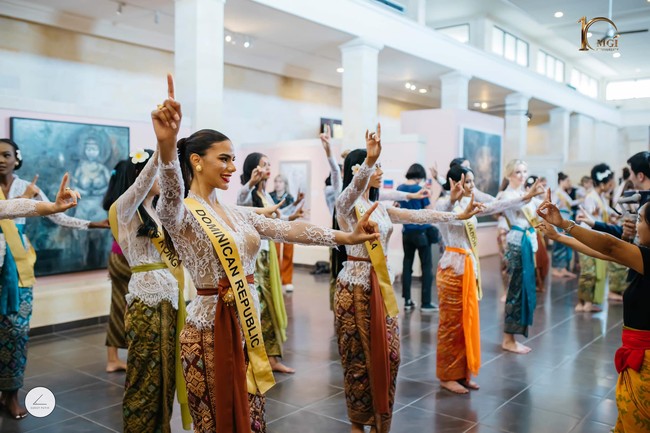 Selain menikmati Bali dengan berpesta di kolam renang, para finalis Miss Grand International 2022 juga belajar tarian dan musik tradisional. Tampak finalis Miss Grand International 2022 memakai kebaya dan kain serta belajar menari Bali. Foto: Dok. Facebook Miss Grand International