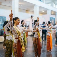 Selain menikmati Bali dengan berpesta di kolam renang, para finalis Miss Grand International 2022 juga belajar tarian dan musik tradisional. Tampak finalis Miss Grand International 2022 memakai kebaya dan kain serta belajar menari Bali. Foto: Dok. Facebook Miss Grand International