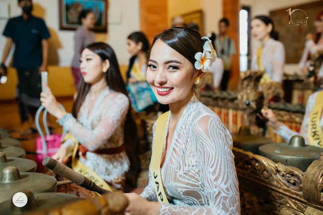 Saat di Bali, para finalis Miss Grand International 2022 mengikuti serangkaian acara. Mulai dari pesta penyambutan, belajar menari hingga berpesta di kolam renang. Foto: Dok. Facebook Miss Grand International