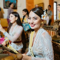 Saat di Bali, para finalis Miss Grand International 2022 mengikuti serangkaian acara. Mulai dari pesta penyambutan, belajar menari hingga berpesta di kolam renang. Foto: Dok. Facebook Miss Grand International