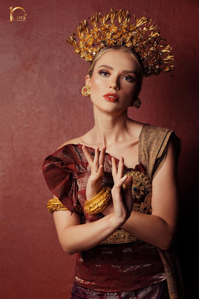 Para finalis Miss Grand International 2022 juga menjalani pemotretan dengan mengenakan pakaian tradisional sentuhan adat Bali. Seperti gaya Miss Grand Rusia 2022 Ekaterina Astashenkova yang tampil memesona dengan pakaian tradisional. Foto: Dok. Facebook Miss Grand International