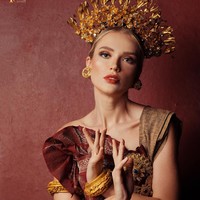 Para finalis Miss Grand International 2022 juga menjalani pemotretan dengan mengenakan pakaian tradisional sentuhan adat Bali. Seperti gaya Miss Grand Rusia 2022 Ekaterina Astashenkova yang tampil memesona dengan pakaian tradisional. Foto: Dok. Facebook Miss Grand International