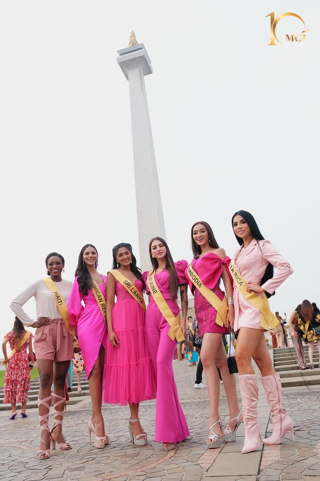Inilah momen finalis Grand International 2022 berpose di Monumen Nasional (Monas). Aksi para finalis ini sebagai bagian dari promosi pariwisata Indonesia ke mata dunia. Foto: Dok. Facebook Miss Grand International