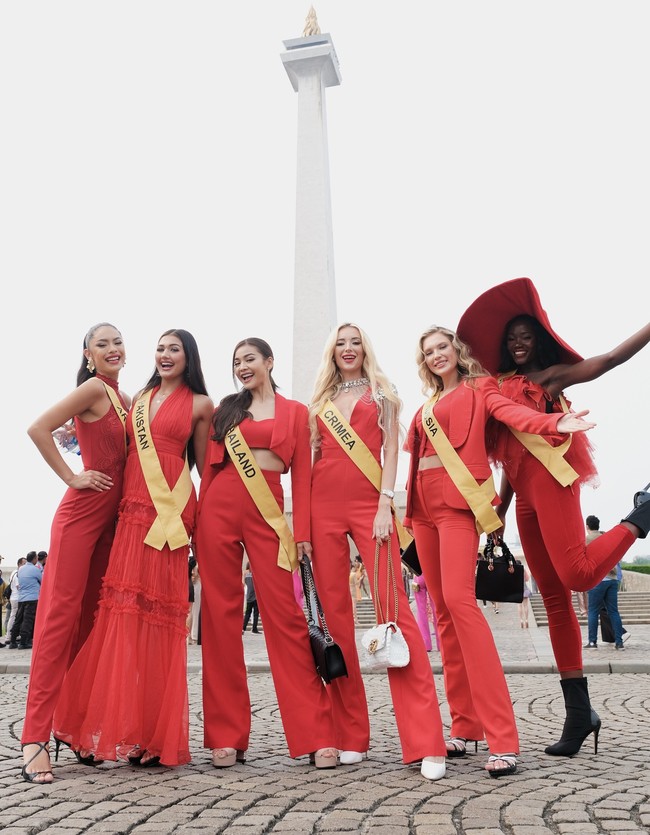 Finalis dari Thailand hingga Rusia berpakaian serba merah berpose di depan Monas. Seluruh finalis Miss Grand International 2022 akan menjalani malam grand final di Sentul International Convention Center pada 25 Oktober 2022. Foto: Dok. Facebook Miss Grand International