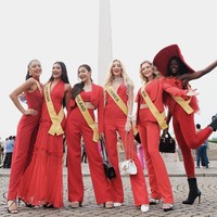 Finalis dari Thailand hingga Rusia berpakaian serba merah berpose di depan Monas. Seluruh finalis Miss Grand International 2022 akan menjalani malam grand final di Sentul International Convention Center pada 25 Oktober 2022. Foto: Dok. Facebook Miss Grand International