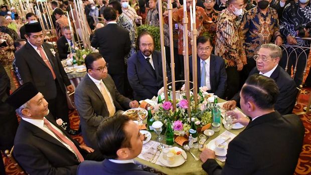 Dari Kiri, Ahmad Syaikhu (Presiden PKS), Anies Baswedan (Mantan Gubernur DKI), Surya Paloh (Ketum Partai Nasdem), Jusuf Kalla (Mantan Wapres), Susilo Bambang Yudhoyono (Mantan Presiden). Tampak dari belakang, dari Kiri, Edhie Baskoro Yudhoyono (Ketua Fraksi DPP Partai Demokrat), Agus Harimurti Yudhoyono (Ketum Partai Demokrat).