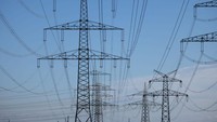 Jaringan listrik tegangan tinggi yang berada di dekat pembangkit listrik tenaga batu bara Niederaussem. Hal tersebut dilakukan untuk mengamankan pasokan energi dan mengimbangi pengurangan impor gas alam dari Rusia.