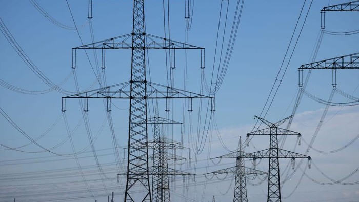 Jaringan listrik tegangan tinggi yang berada di dekat pembangkit listrik tenaga batu bara Niederaussem. Hal tersebut dilakukan untuk mengamankan pasokan energi dan mengimbangi pengurangan impor gas alam dari Rusia.