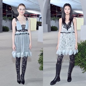 Momen Jung Ho Yeon dan Emma Stone Pakai Baju Mirip di Acara yang Sama