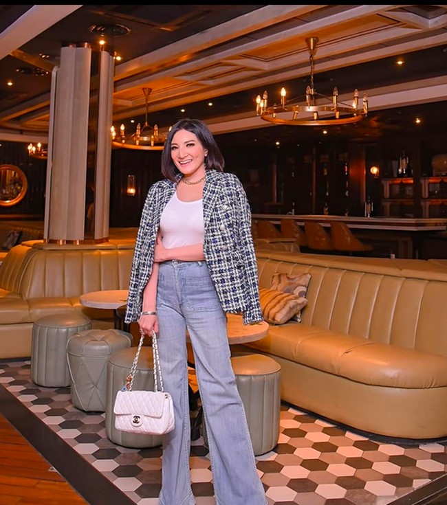 Kiki Amalia juga memiliki versi berwarna putih dan lebih kecil. Ia terlihat memadukannya dengan kombinasi busana nan chic, terdiri dari kaus putih, blazer berbahan tweed, dan jeans berpotongan lebar. (Foto: Instagram/@kikiamaliaworld)