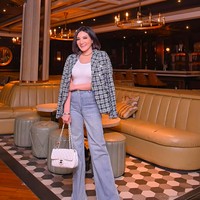 Kiki Amalia juga memiliki versi berwarna putih dan lebih kecil. Ia terlihat memadukannya dengan kombinasi busana nan chic, terdiri dari kaus putih, blazer berbahan tweed, dan jeans berpotongan lebar. (Foto: Instagram/@kikiamaliaworld)