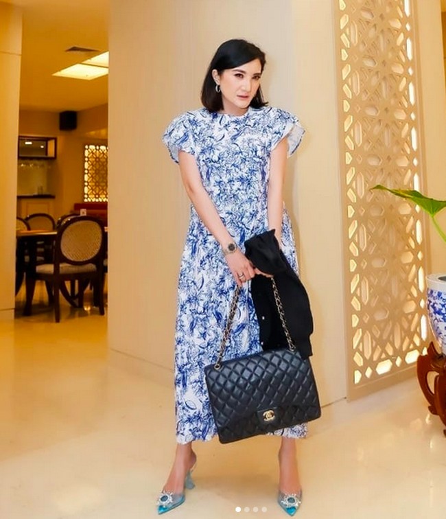 Eksis di Instagram, Kiki Amalia suka memamerkan foto OOTD. Hampir semuanya memperlihatkan aktris yang juga DJ itu bergaya dengan tas Chanel yang berbeda-beda. (Foto: Instagram/@kikiamaliaworld)