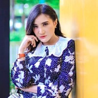 Tidak ketinggalan tas Chanel seri Vanity yang berbentuk unik. Di sebuah unggahan, Kiki memakainya dengan dress biru yang feminin. (Foto: Instagram/@kikiamaliaworld)