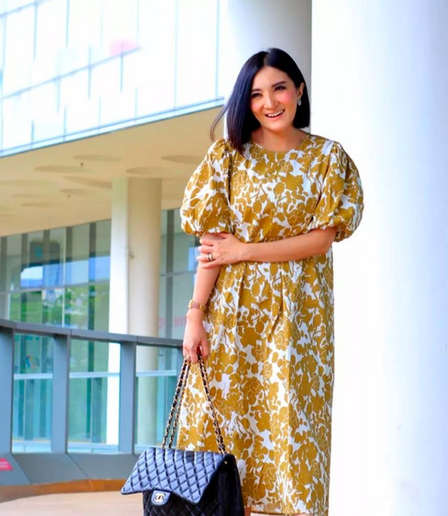 Salah satunya tas klasik flap bag Chanel  berwarna hitam. Tas tersebut menemani penampilan Kiki yang berbalut dress dalam motif floral kecoklatan.  (Foto: Instagram/@kikiamaliaworld)