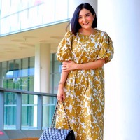 Salah satunya tas klasik flap bag Chanel  berwarna hitam. Tas tersebut menemani penampilan Kiki yang berbalut dress dalam motif floral kecoklatan.  (Foto: Instagram/@kikiamaliaworld)