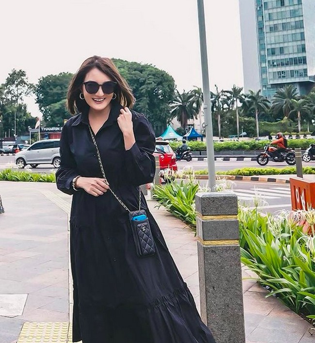 Tas mungil khusus handphone pun keluaran Chanel. (Foto: Instagram/@kikiamaliaworld)