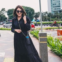 Tas mungil khusus handphone pun keluaran Chanel. (Foto: Instagram/@kikiamaliaworld)