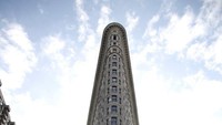 4. Flatiron BuildingDengan tinggi 285 kaki (87 meter), 22 lantai dan lebar hanya 6,5 kaki pada titik tersempit di puncak, Flatiron dikerdilkan oleh banyak bangunan Manhattan. Paul Brown/Shutterstock via CNN